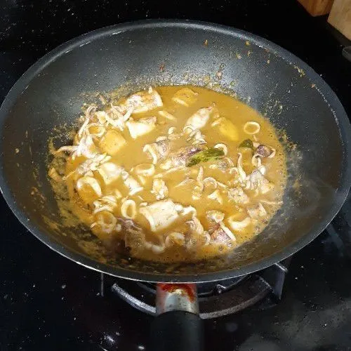 Beri 80 ml air. Masukkan kaldu jamur, garam, dan gula. aduk rata. Koreksi rasa.