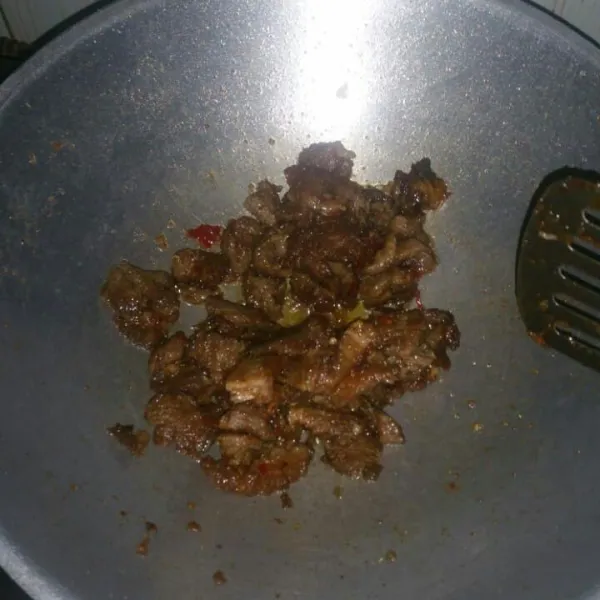 Masukkan daging aduk rata, sajikan.