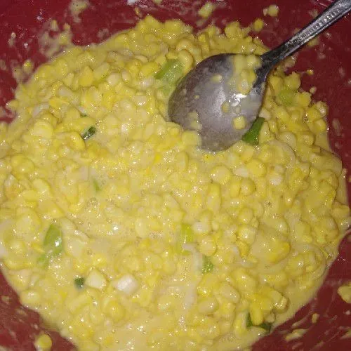 Masukkan tepung dan aduk hingga rata.