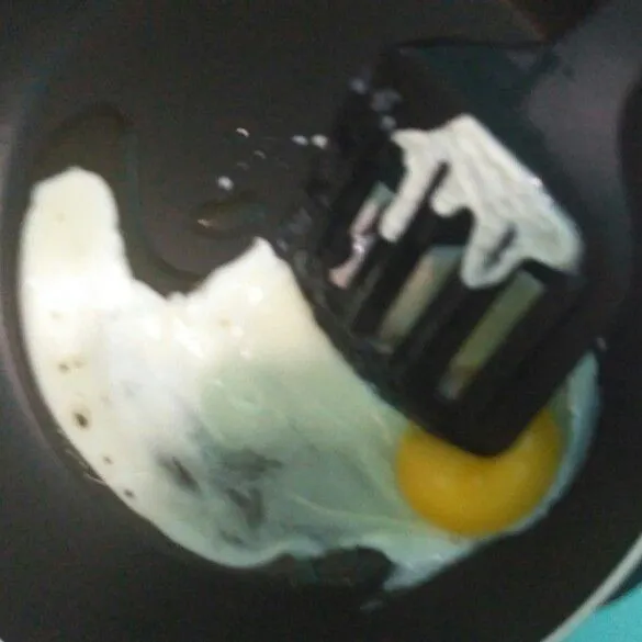 Masak telur aduk hingga matang.