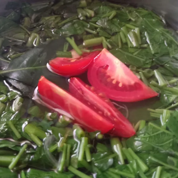 Terakhir, masukkan daun salam dan tomat segar. Aduk rata dan masak hingga kangkung matang sempurna.