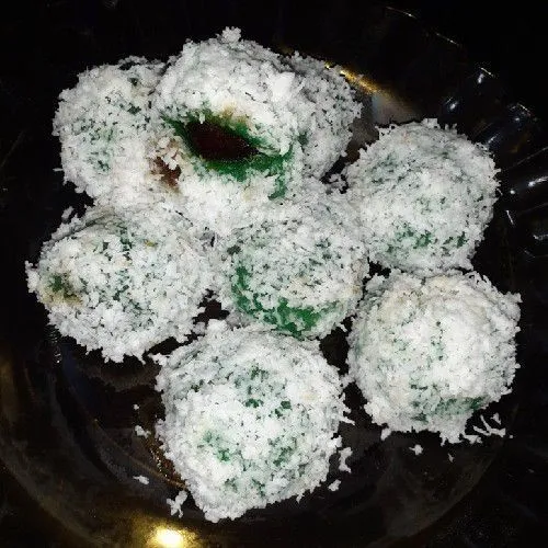 Lumuri dengan kelapa parut, dan sajikan.