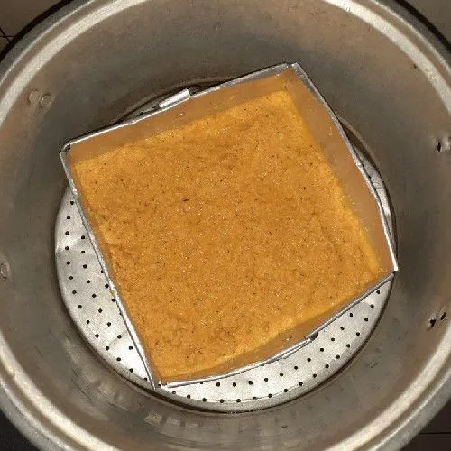 Masukkan ke dalam loyang, lalu kukus hingga adonan mengeras.