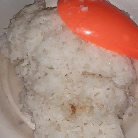 Setelah masak keluarkan pulut dari rice cooker, lalu bentuk sesuai selera.