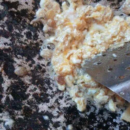 Tambahkan telur lalu orak-arik.