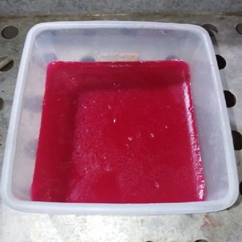 Dinginkan dahulu hingga permukaan kering kemudian potong sesuai selera.