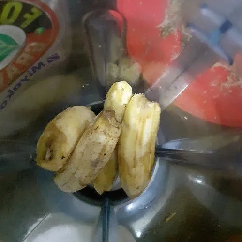 Kupas pisang, potong-potong.