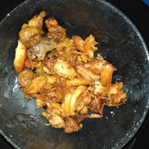 Goreng ayam suwir sampai berwarna agak kecoklatan, sisihkan.