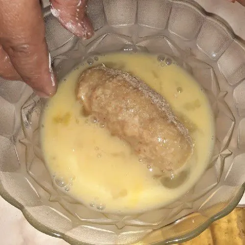 Celupkan adonan kentang ke dalam telur yang sudah dikocok.