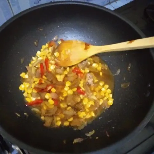 Masukkan jagung manis pipil atau serut, masak dengan api sedang lalu di tutup sampai jagung matang.