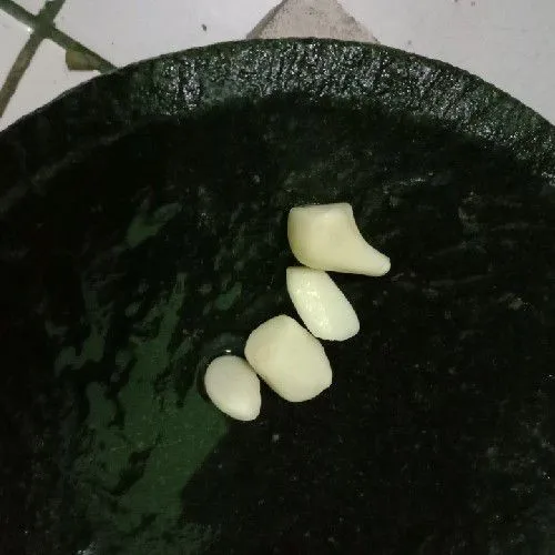 Siapkan bawang putih lalu haluskan.