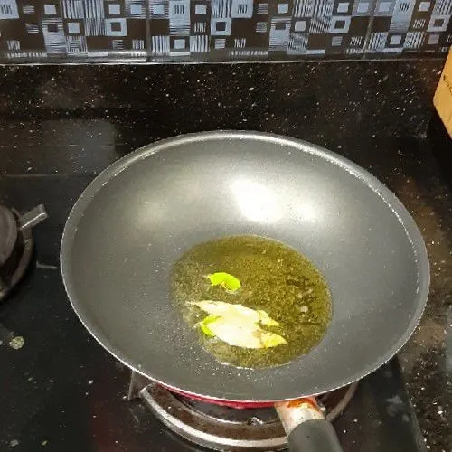 Panaskan minyak, lalu masukan daun salam dan daun jeruk.