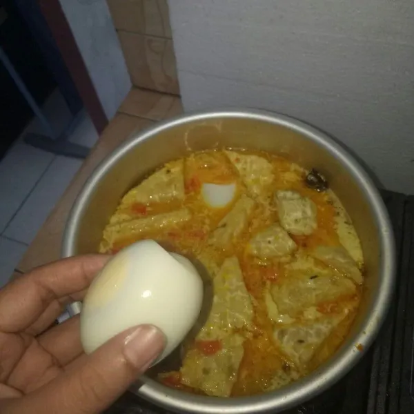 Masukkan telur yang sudah di rebus.