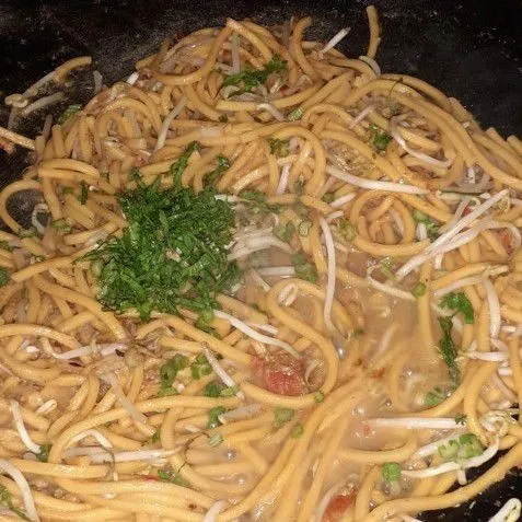 Masukkan mie lidi, tauge, daun sop, gula, garam dan sedikit air. Aduk merata dan tunggu hingga kuah meresap bersama mie.