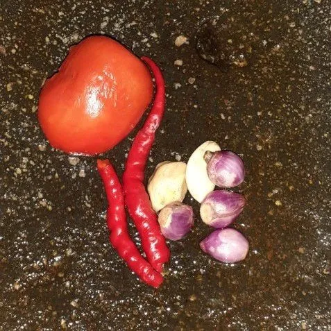 Giling halus bumbu cabai merah, bawang merah, bawang putih, jahe, dan tomat.