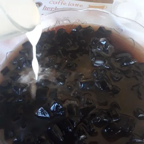 Tambahkan susu cair.