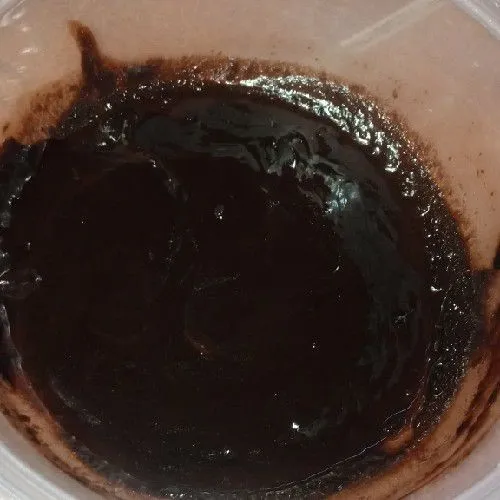 Saus cokelat: masukkan cokelat batang kedalam 1 wadah wajan, kemudian cairkan. Tambahkan sedikit air agar tidak terlalu mengental.