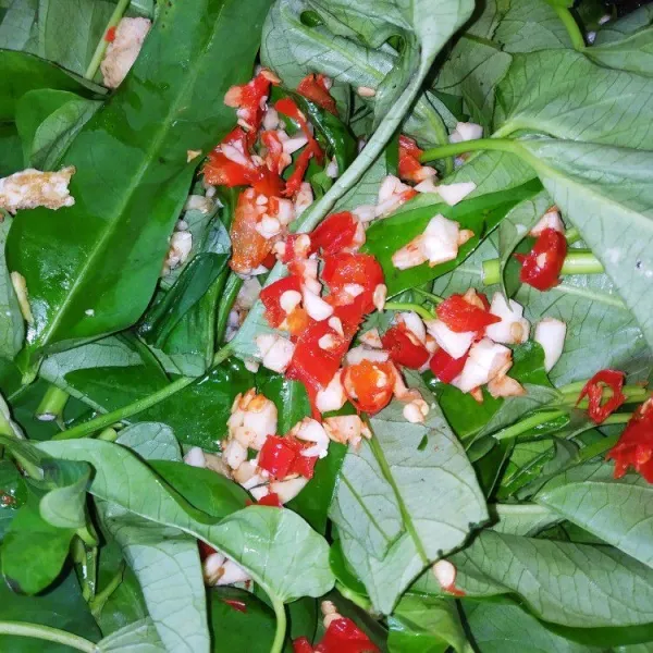 Masukkan kangkung, cabai rawit, dan bawang putih cincang. Campur hingga merata.