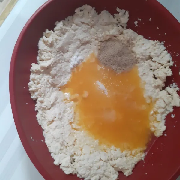 Tambahkan kuning telur.