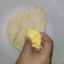 Masukkan margarin, uleni.