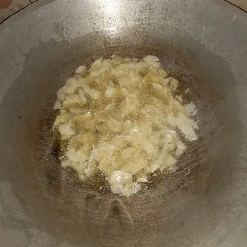 Panaskan minyak, lalu goreng ubi hingga berwarna keemasan, angkat dan tiriskan.