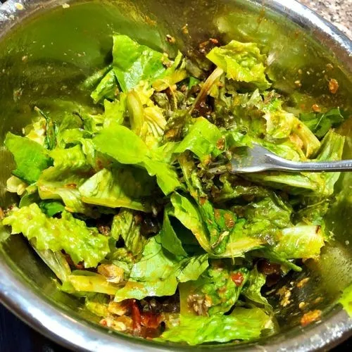 Salad dengan sarden balado & pitan siap disajikan dan dinikmati