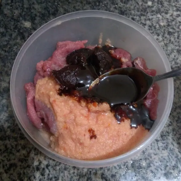 Campur potongan daging dengan bumbu halus. Tambahkan petis udang dan kecap manis. Aduk rata dan diamkan selama 1 jam.