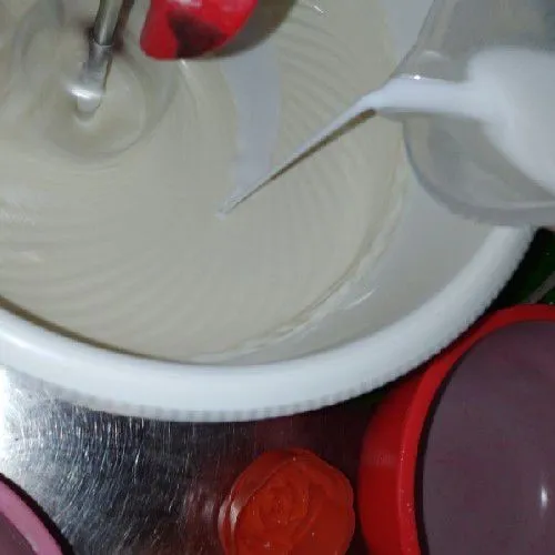 Masukkan terigu yang sudah diayak sedikit demi sedikit bergantian dengan santan.