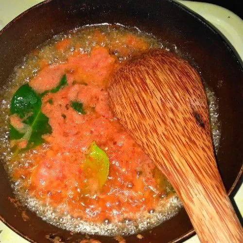 Masukkan daun jeruk, aduk merata. Goreng hingga harum. Matikan api, beri garam dan gula. Koreksi rasa.