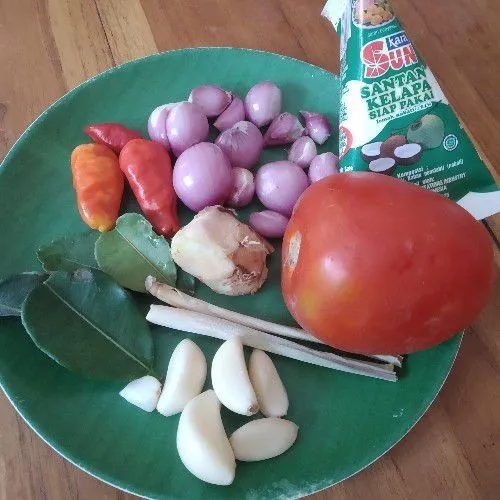 Siapkan bumbu, kupas dan cuci bersih.