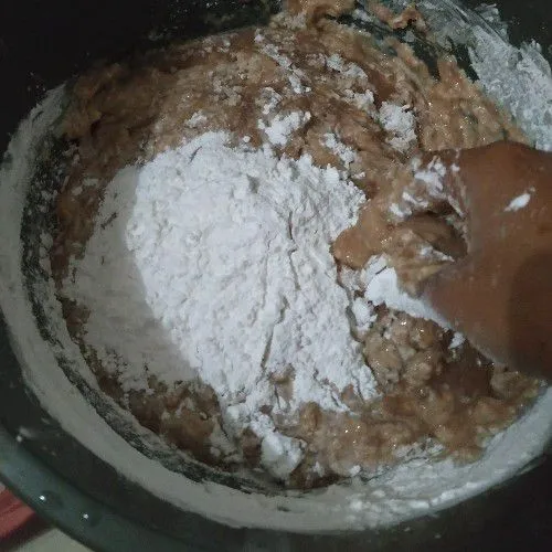 Masukkan tepung terigu dan tapioka sedikit demi sedikit sambil diuleni hingga rata.