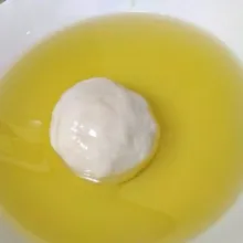 Adonan yang sudah kalis, di rendam dalam minyak goreng sebelum di olah. Minimal 30 menit.