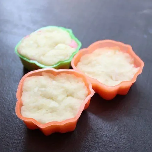 Cetak adonan menggunakan cetakan.