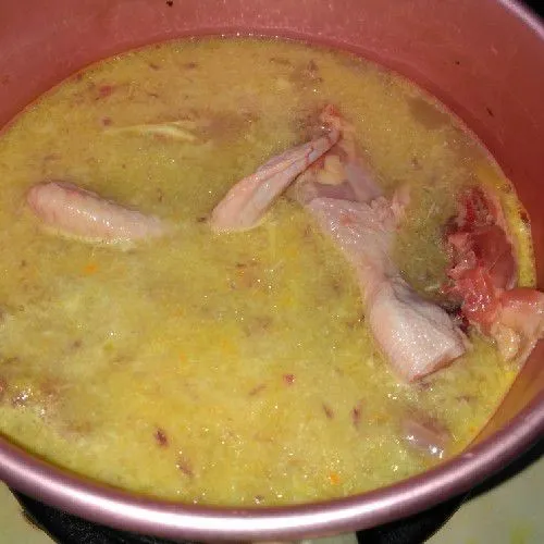 Masukkan ayam dan bumbu halus ke dalam panci masak, beri air. Masak.