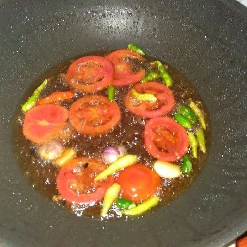 Panaskan minyak, goreng cabe, bawang, dan tomat. Angkat.
