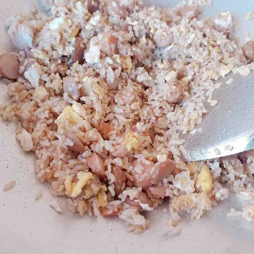 Masak dengan api kecil sambil di aduk-aduk, test rasa. Nasi goreng siap di sajikan. Bisa di sajikan dengan pelengkap krupuk, mentimun, dan cabai hijau.