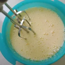 Lalu mixer adonan dengan kecepatan rendah hingga berbusa. sebentar saja.