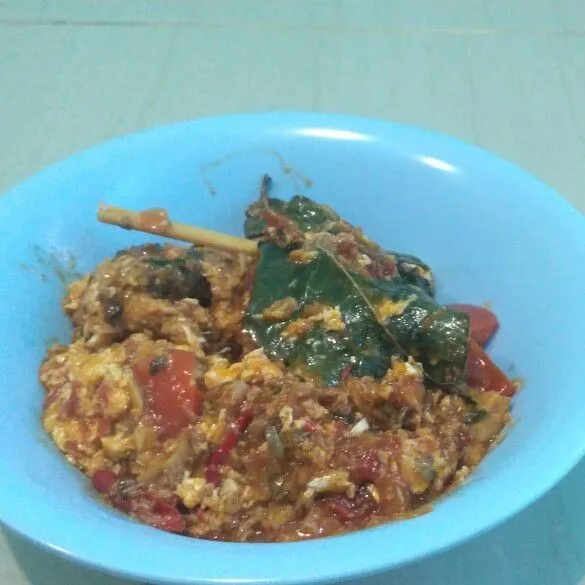 Setelah telur matang tuang di dalam mangkuk dan siap disajikan dengan nasi hangat.