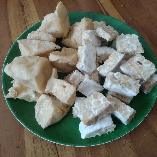 Potong-potong tahu putih lalu goreng kering. Potong-potong tempe sesuai selera.