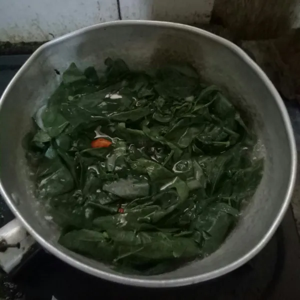 Masak hingga matang. Jangan lupa beri garam dan penyedap rasa sesuai selera. Sajikan.