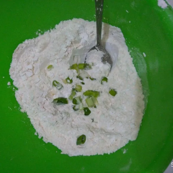 Campurkan tepung kanji, terigu, garam, merica dan bawang daun yang sudah diiris dalam satu wadah.