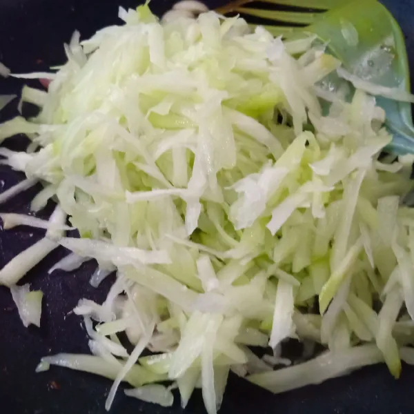 Masukkan parutan labu siam yang sudah dicuci, tumis hingga agak layu.