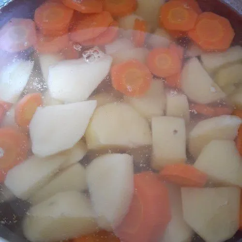 Bahan mashed potato-carrot: Didihkan air lalu masukkan kentang dan wortel. Masak hingga empuk.