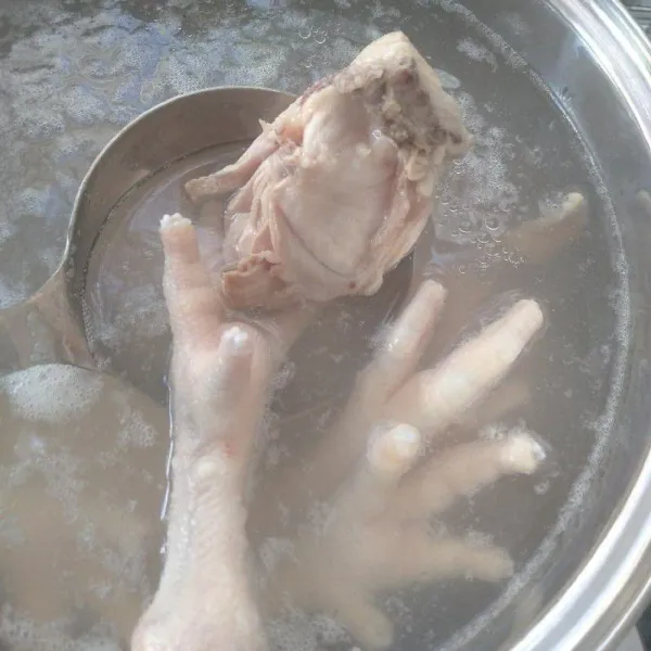 Rebus dada ayam dan ceker ke dalam dandang beriis air, biarkan mendidih agar keluar kaldunya.
