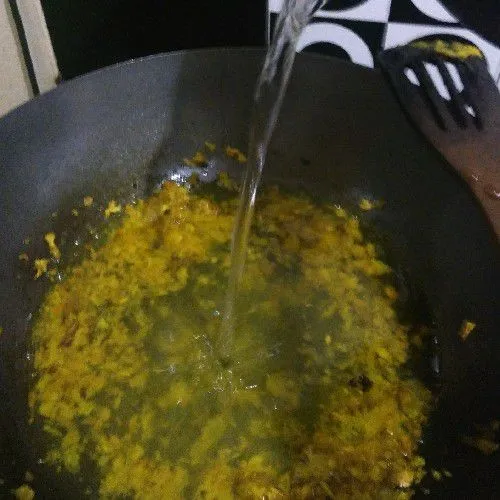 Setelah harum, tambahkan air dan tunggu sampai mendidih.