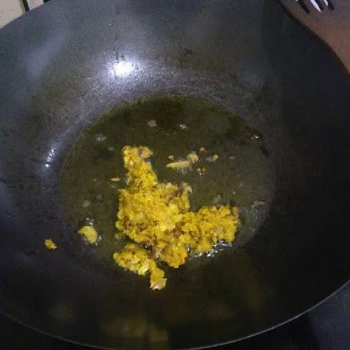 Panaskan minyak dan masukan bumbu halus, tumis bumbu hingga harum.