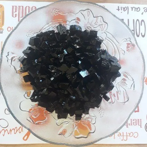 Potong cincau bentuk dadu. Masukkan dalam wadah.