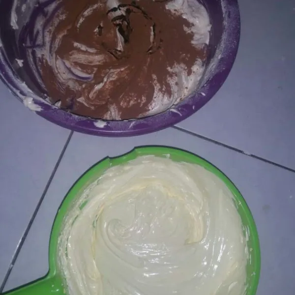 Bagi dua adonan. Adonan pertama diberi warna kuning aduk rata, adonan kedua tambahkan coklat bubuk dan essence coklat aduk rata. Bisa juga di mixer asal rata.