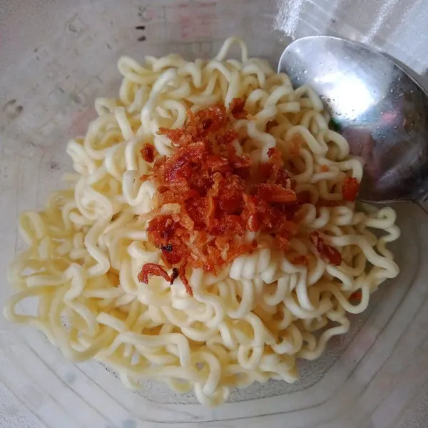 Taruh mie di mangkok, taburi bawang.