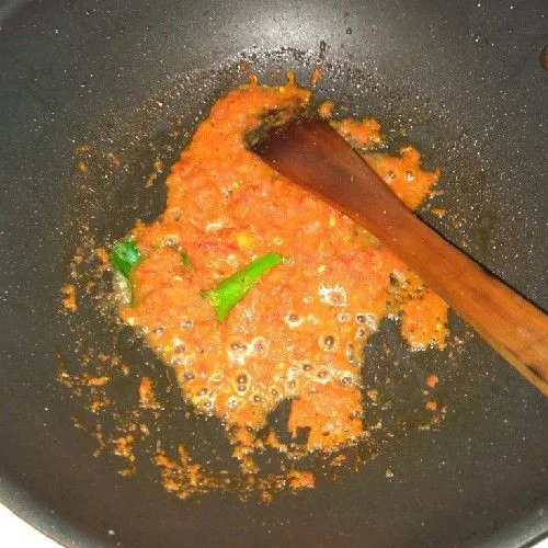 Masukkan daun jeruk, aduk merata.